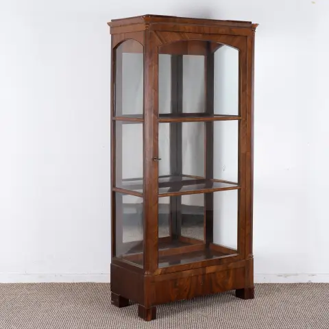 Vitrine élégante, Biedermeier vers 1840/50, acajou massif et plaqué sur corps en bois résineux teinte noyer
