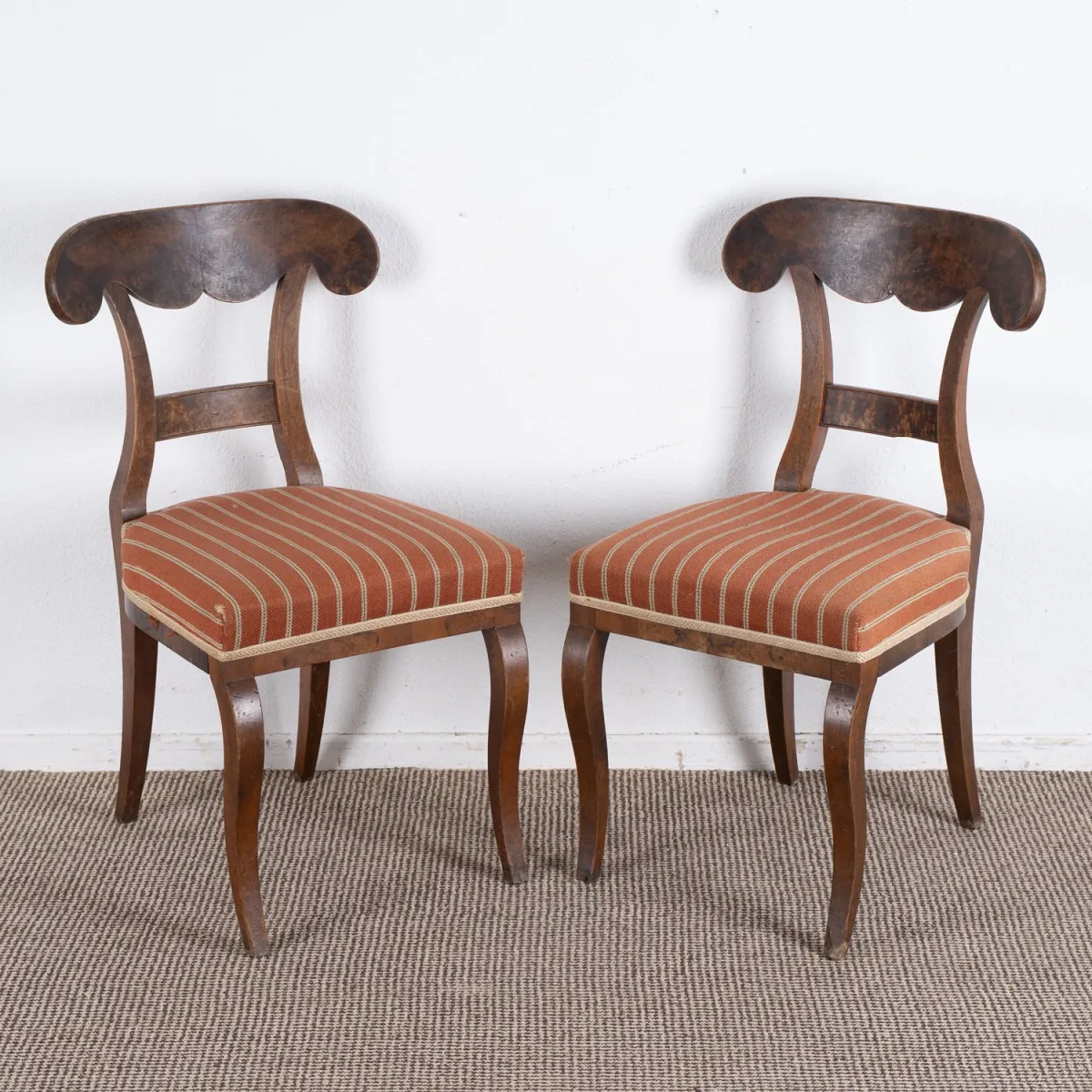 Paire de chaises rembourrées à tête de bœuf, Vienne vers 1830, noyer, bon état de trouvaille non restauré, assise il y a env. 3
