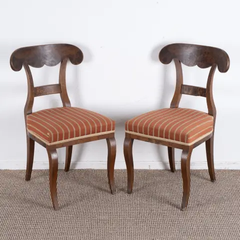 Paire de chaises rembourrées à tête de bœuf, Vienne vers 1830, noyer, bon état de trouvaille non restauré, assise il y a env. 3