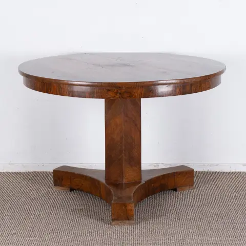 Table Biedermeier ancienne avec plateau rond en placage étoilé, allemande vers 1830. Noyer et racine de noyer massifs