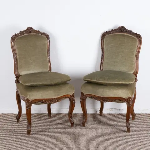 Paire de chaises rembourrées style Louis XV, historicisme, fin 19e s., cadres sculptés avec détail