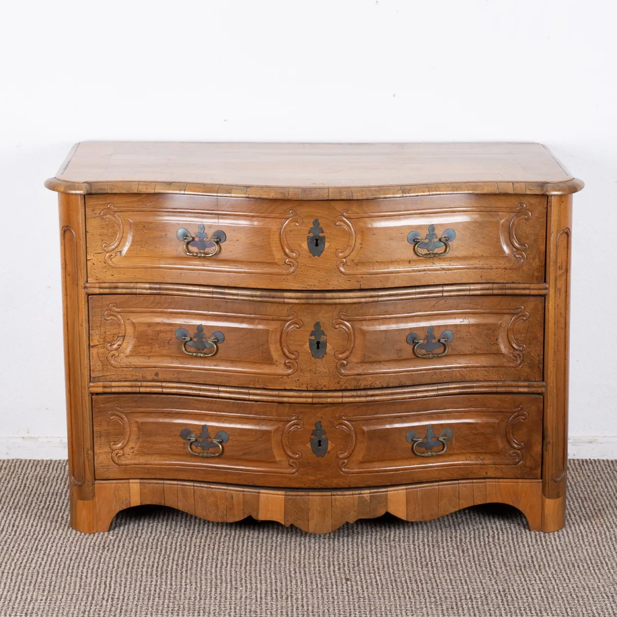 Commode, Palts, laat 18e eeuw, omstreeks 1780/90. Massief notenhout, deels gefineerd, geprofileerd en gesneden. Drie laden…