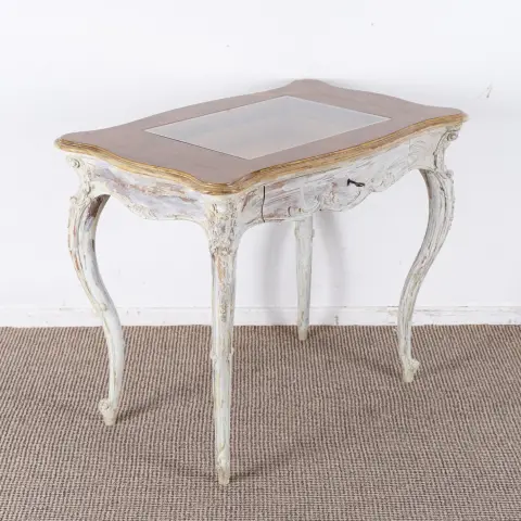 Table vitrine style rococo, ancienne table de salon avec plateau en verre ajouté, placage noyer
