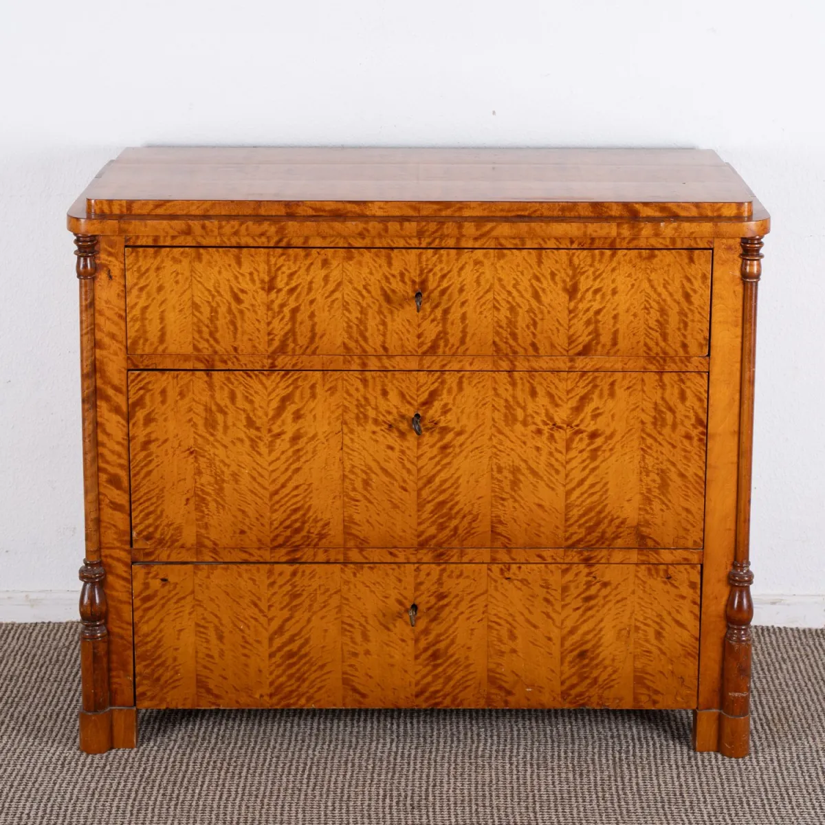 Commode à linge ancienne, historicisme fin 19e s., corps en bois de conifère à 3 tiroirs, placage bouleau