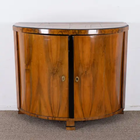Dvoudveřová demi-lune komoda, tzv. trumeau, jihoněmecký biedermeier, kolem 1820 / 30, masivní jehličnatý korpus s au…
