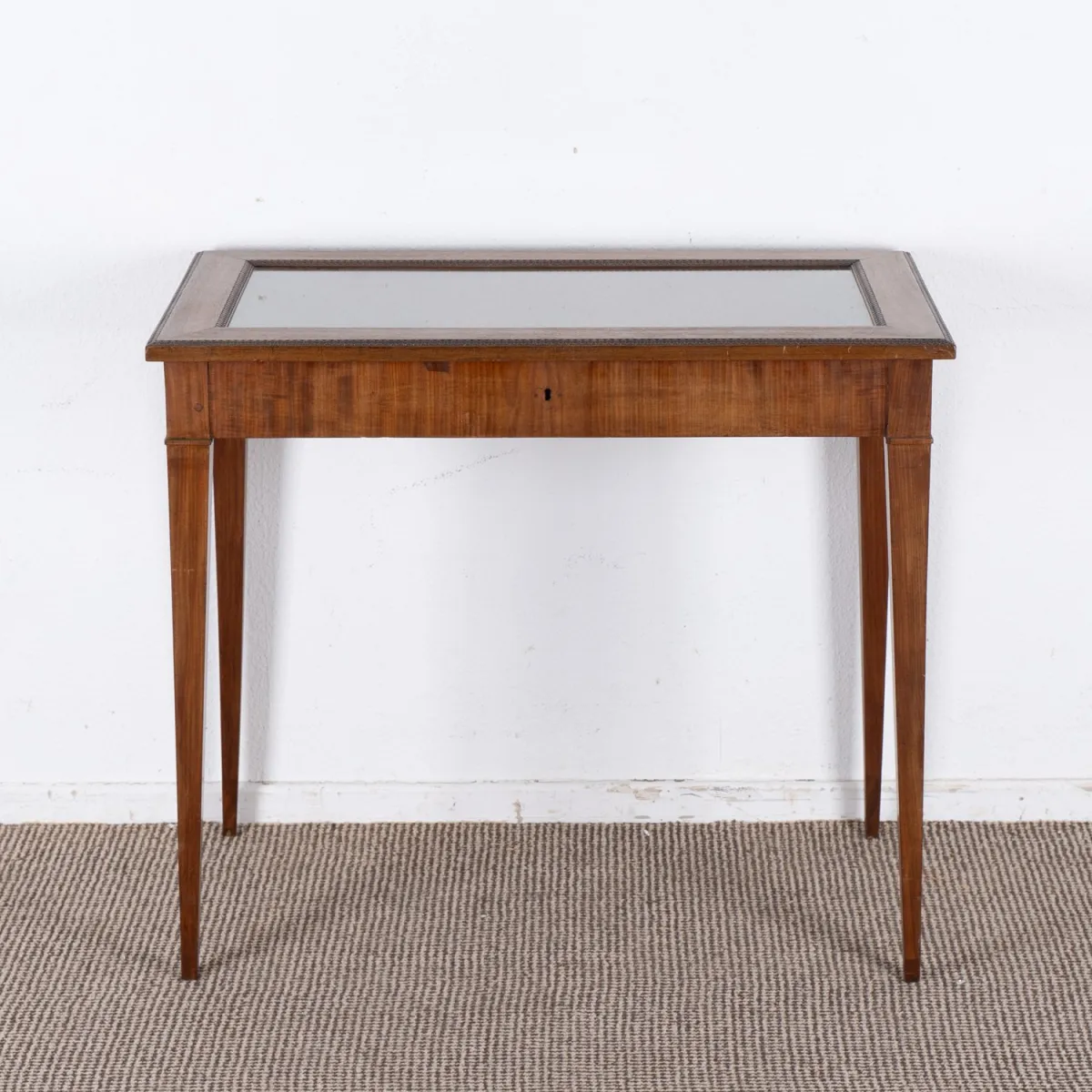 Rare display table, walnut, Biedermeier, South German circa 1829/30. Hinged lid, lock non-functional