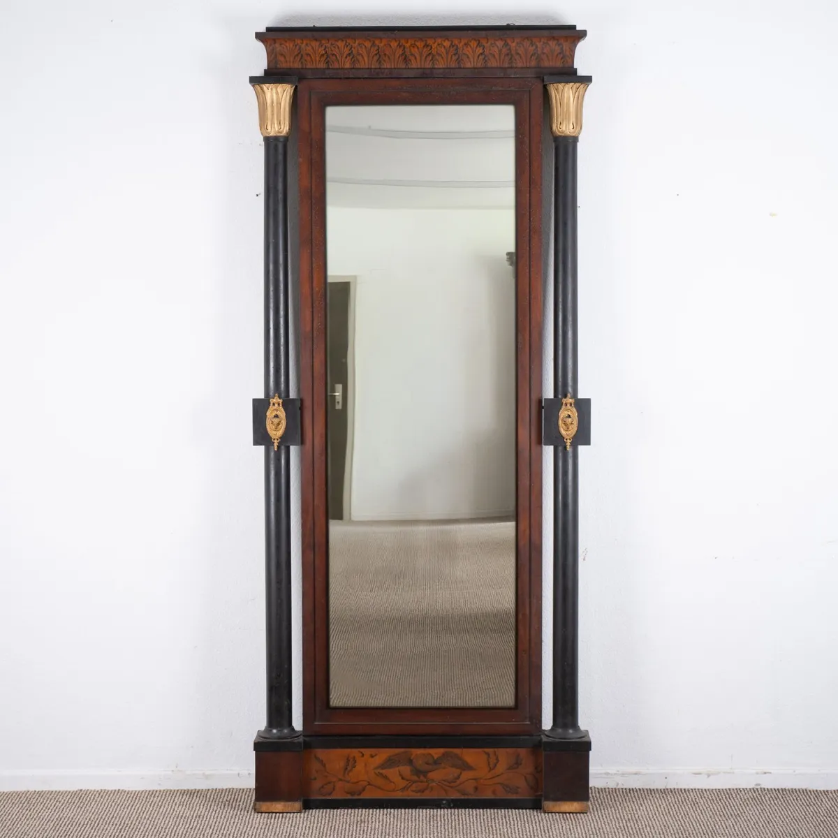 Imposing standing mirror, Biedermeier circa 1810/20, probably workshop of Johann Georg Hiltl (1771 Munich 1845)