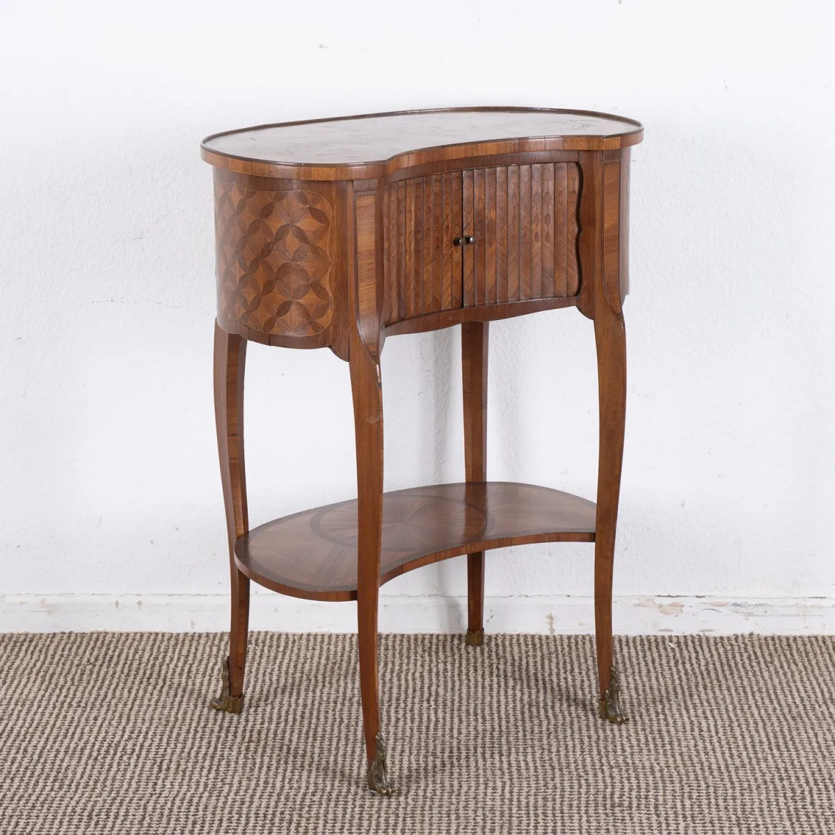 Élégant meuble d'appoint en forme de rein, dit guéridon, petit meuble autoportant de style Louis XV