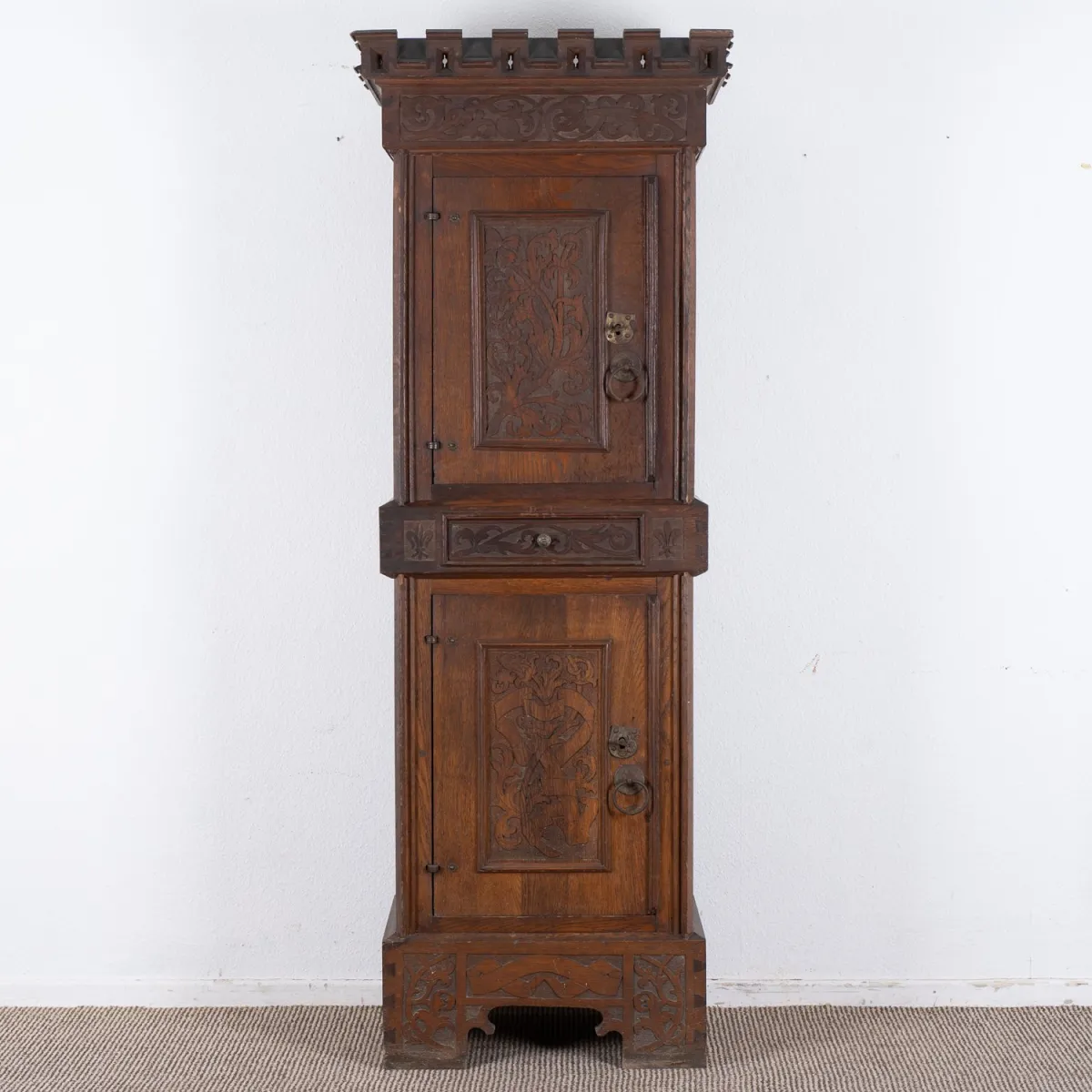 Hoher Fugger-Pfeilerschrank, Historismus / Neogotik um 1900, Eiche und Nadelholz massiv. 5-teiliges Möbelstück mit 2 Sch…