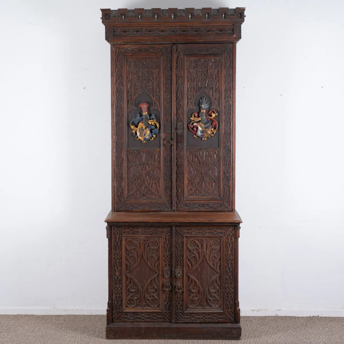 FUGGER - Armoire, grand buffet en bois résineux de la maison Fugger / Augsbourg. Historicisme / néogothique fin 19e s. 4…