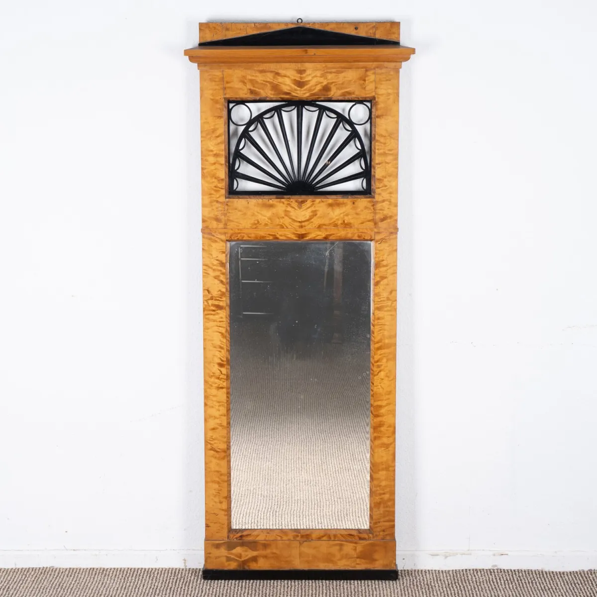 Classic, timelessly elegant wall mirror, Biedermeier, North German or Thuringia around 1820, solid birch and on softwood