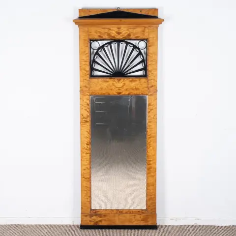 Klasické, nadčasově elegantní nástěnné zrcadlo, biedermeier, severoněmecké nebo Durynsko kolem 1820, masivní bříza a na jehličnatém dřevě