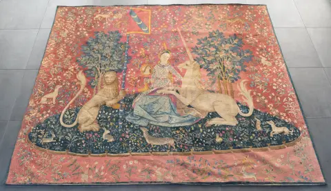 Vierge à la licorne - tapisserie tissée, probablement mécanique, montée sur lin, d'après un modèle gothique tardif