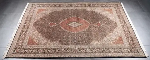 Täbriz, tapis à fond beige-brun, fond à motif répété, env. 2 x 3 m. Bon état non nettoyé, résistant