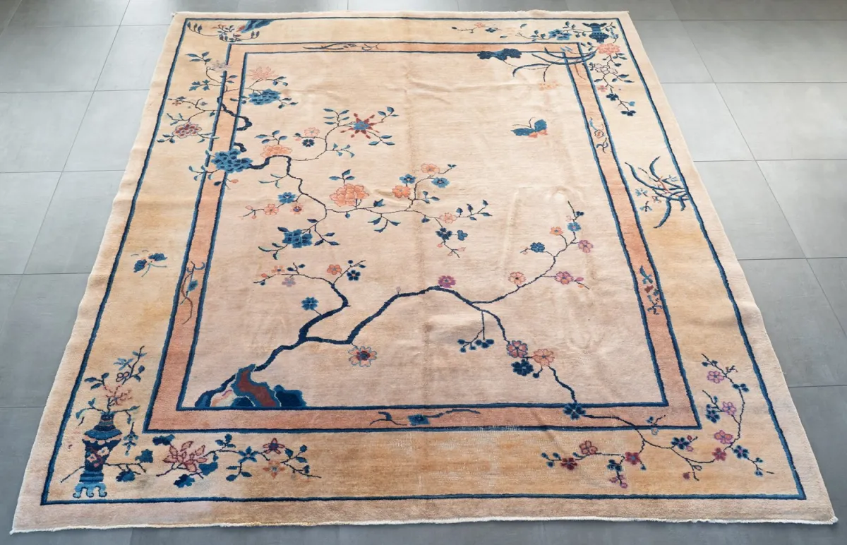Antiker Teppich China 1920er / 30er Jahre, warmer beigebrauner Grundton von schmaler Aprikot-farbener Innenbordüre umgeb…