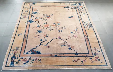 Antique tapis de Chine années 1920/30, fond beige-brun chaud entouré d'une étroite bordure intérieure couleur abricot