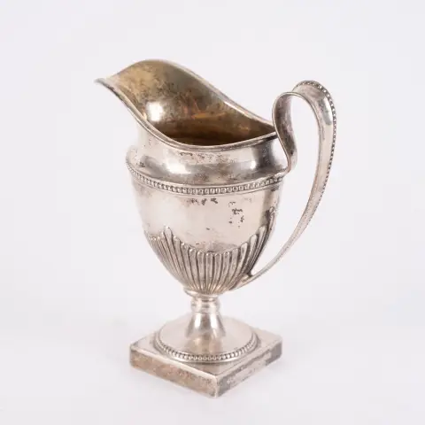 Pot à crème lourd de style classique, argent 800 massif, env. 175g, hauteur env. 12 cm. Base en dessous...