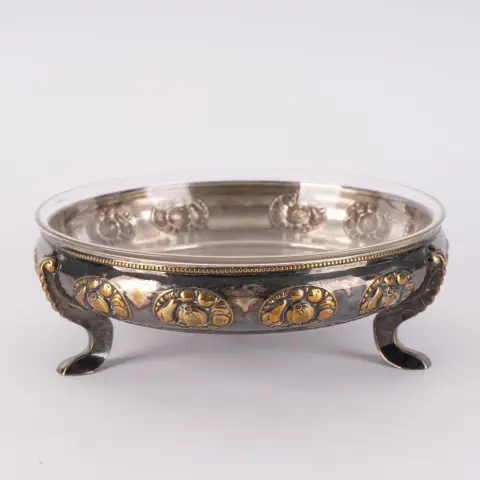 Grande coupe ronde sur pied avec insert en verre, laiton argenté, WMF des années 1920/30. Insert en verre avec minuscules...