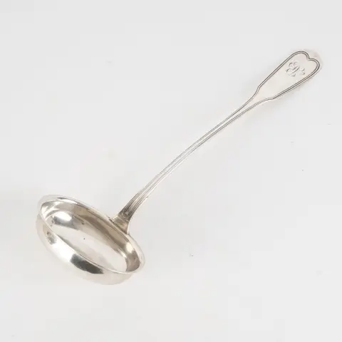 Louche à soupe ancienne, argent 750 massif, monogramme du propriétaire entrelacé, 19e/20e siècle, longueur env. 35 cm, env. 178g.