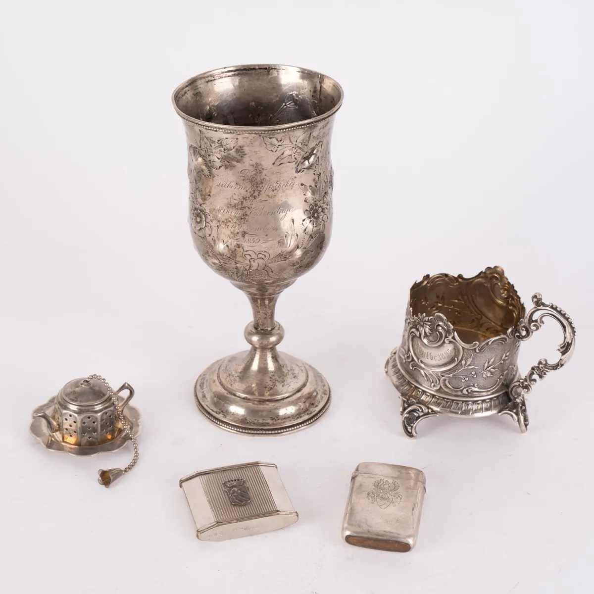 Lot de 5 objets en argenterie de table provenant de la famille von Kittlitz, dont un pot à tabac argenté