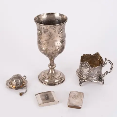 Lot de 5 objets en argenterie de table provenant de la famille von Kittlitz, dont un pot à tabac argenté