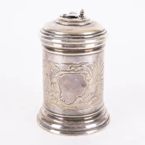 Chope à maté, Argentine vers 1900, laiton argenté, décor floral et animalier en façade, couvercle avec ouverture...