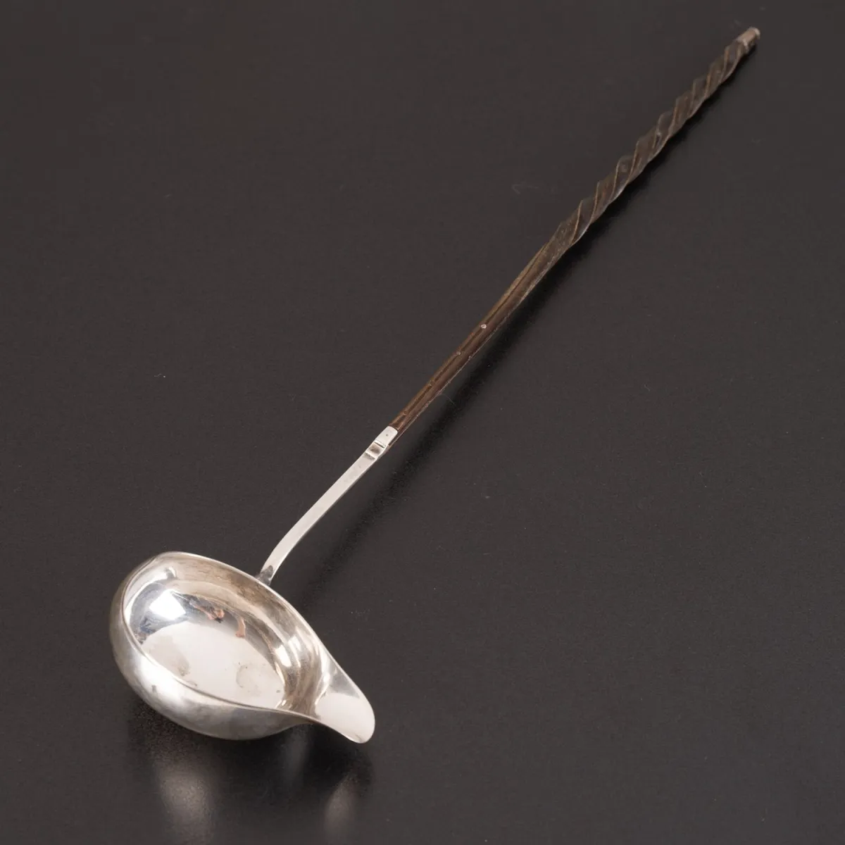Antique punch ladle, ebonised precious wood handle with turned finial, unmarked. 19th/20th century, length approx. 36 cm.