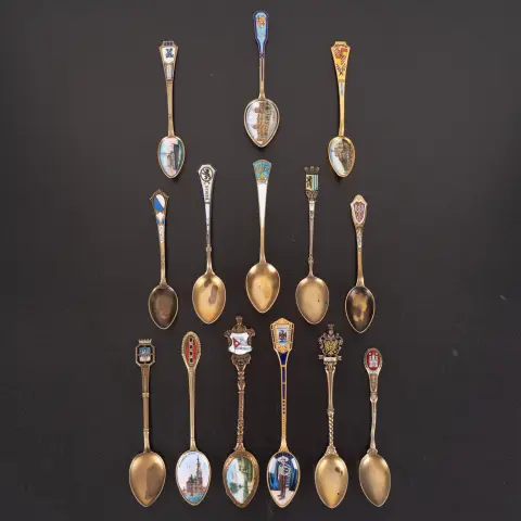 Collection de 14 petites cuillères diverses (partiellement) émaillées. Principalement en argent, partiellement doré, diff…