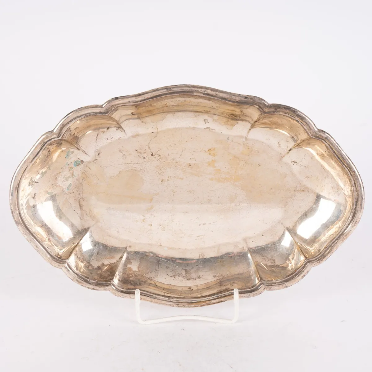 Long oval bowl with multiple pinched, slightly raised rim, solid 835 silver, approx. 235g, length approx. 31 cm.