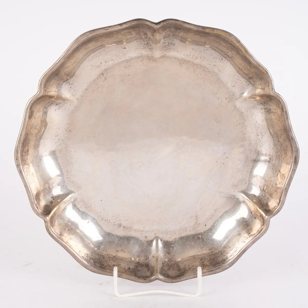 Runde Schale in Stiefmütterchen-Form, dezenter Hammerschlagdekor, 830er Silber massiv, Durchmesser ca. 29 cm, ca. 480g.