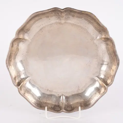 Coupe ronde en forme de pensée, décor martelé discret, argent massif 830, diamètre env. 29 cm, env. 480 g.