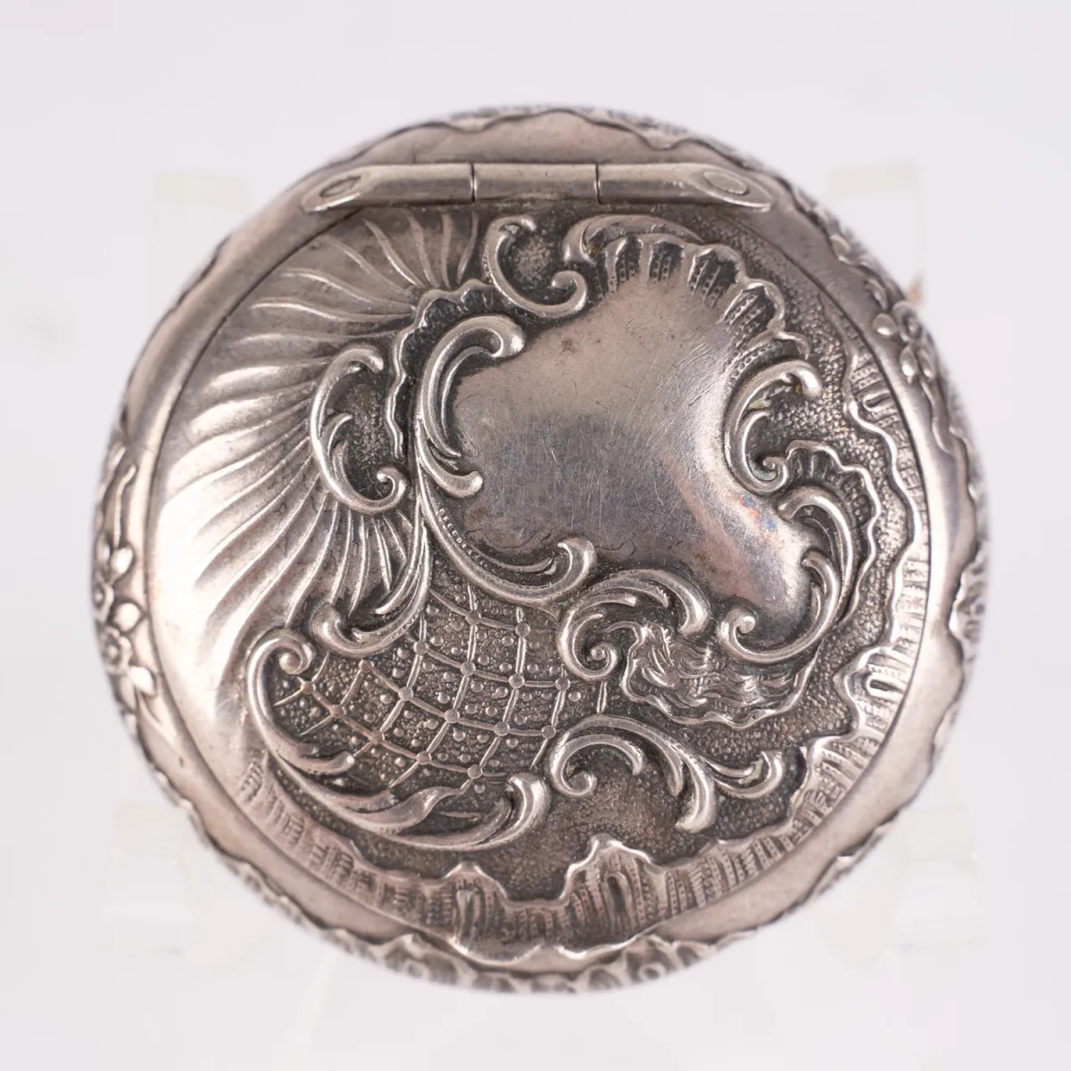 Round pill box in neo-rococo style, diameter approx. 45mm, 800 silver, well-preserved interior gilding, insignificantly dented…