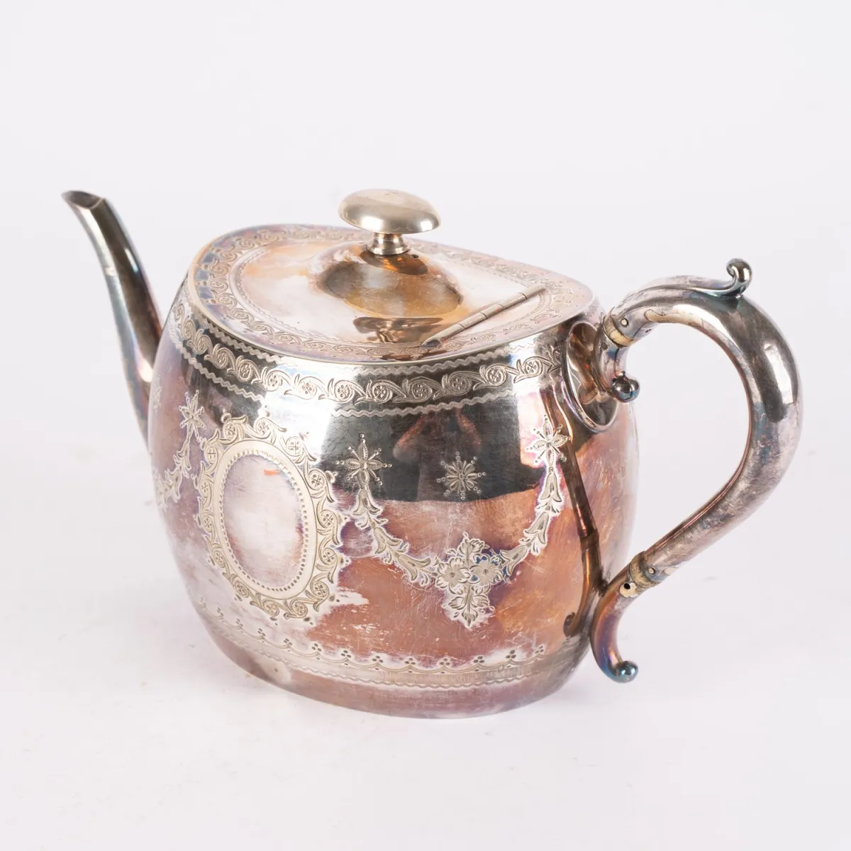 Théière décorative, métal argenté, Angleterre, bel état d'usage, longueur env. 26 cm.