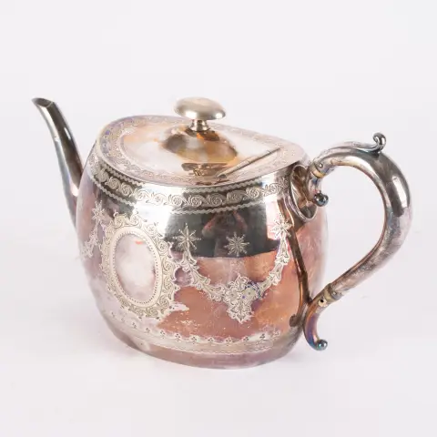Théière décorative, métal argenté, Angleterre, bel état d'usage, longueur env. 26 cm.