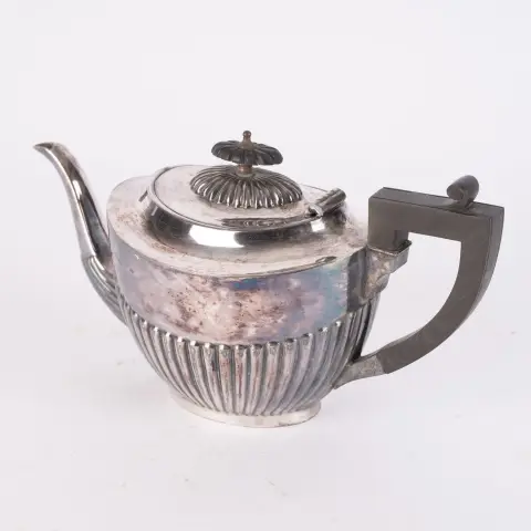 Théière style Queen Anne, métal argenté, longueur env. 28 cm, bel état d'usage, poignées en ébène.