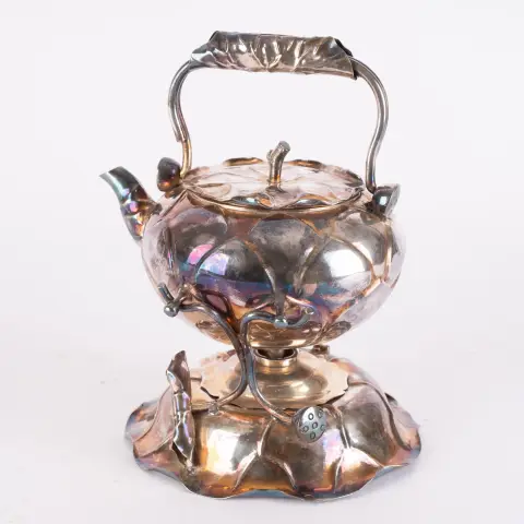 Théière sur réchaud, décor végétal, métal argenté. Hauteur totale avec anse env. 23,5 cm, longueur de la théière env.…