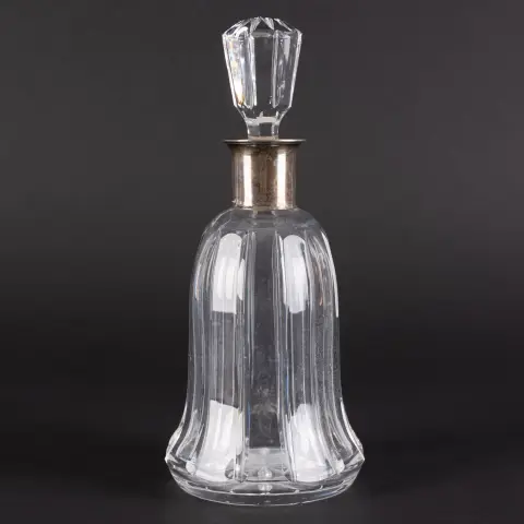 Carafe décorative en verre, incolore, cristal épais avec décor taillé, étoile au fond, bel état entretenu, col…