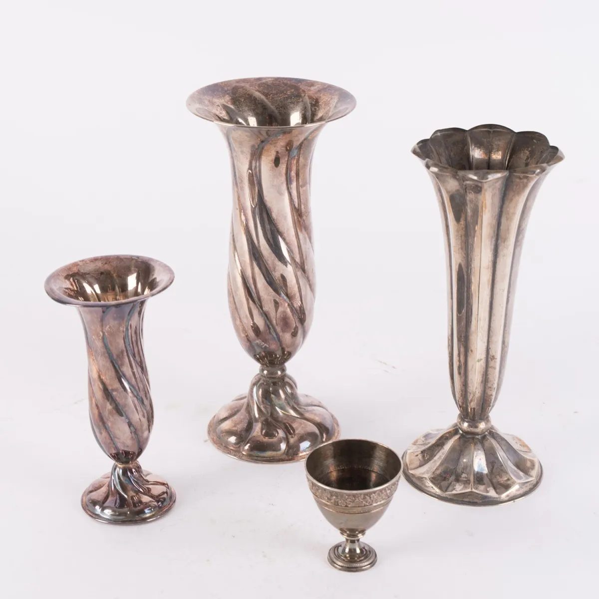 3-piece lot of various table vases, each 835 silver, 1x with weighted base (approx. 162g gross), silver weight…