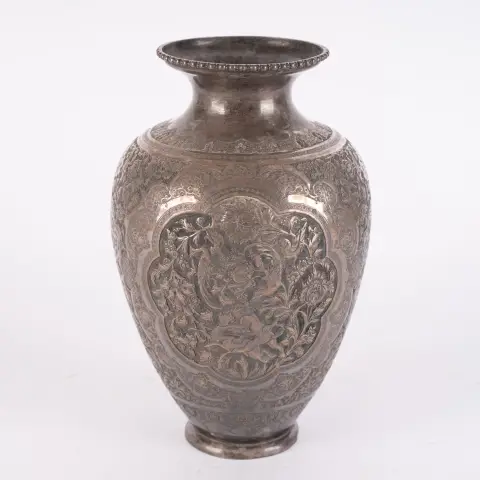 Magnifique vase iranien / persan, 84 zolotnik / argent 875, env. 1040g. Le corps en forme de balustre avec extérieur…
