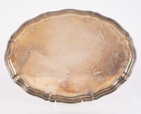 Coupe ovale en argent, plaqué, bord à gradins multiples et légèrement ondulé, longueur env. 42 x 31 cm, bon état.