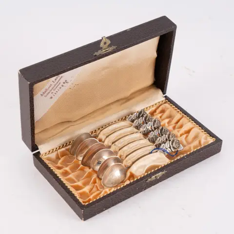 6 petites cuillères à moka en argent 800, décor Hildesheimer Rose, longueur env. 10 cm chacune, env. 50g, bon état, dans boîte d'origine...