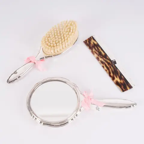 Sada 3 kusů, včetně ručního zrcátka se širokým zakřiveným rámem. Masivní 925 sterling stříbro, délka cca 25 cm