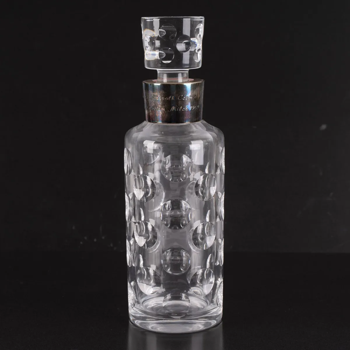Carafe en cristal lourde, verre épais avec décor taillé. Collier en argent 925 massif