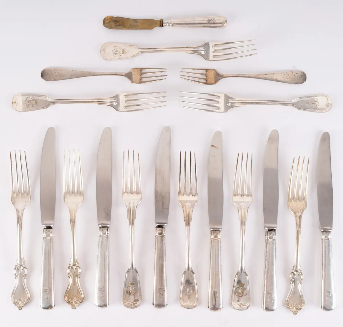 Lot de 18 pièces de couverts divers provenant de la noblesse silésienne. Composé de : 11 fourchettes et 7 couteaux.