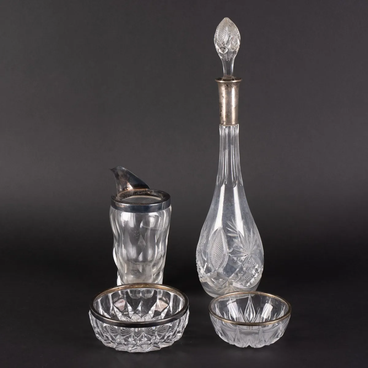 4-piece mixed lot of glass objects with silver rim mounts, consisting of 2 glass bowls (diameter approx. 12 cm).