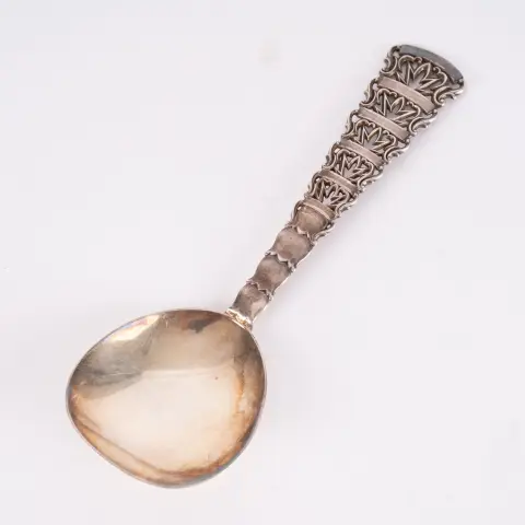 Nádherná vaječná lžička, rukojeť ve stylizovaném palmovém designu, Art Deco 1920/30, délka cca 19 cm, velmi pěkný stav.