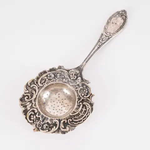 Lžička - čajové sítko, masivní stříbro 800, historismus 19./20. stol., délka cca 18 cm, cca 72 g, velmi pěkný stav.