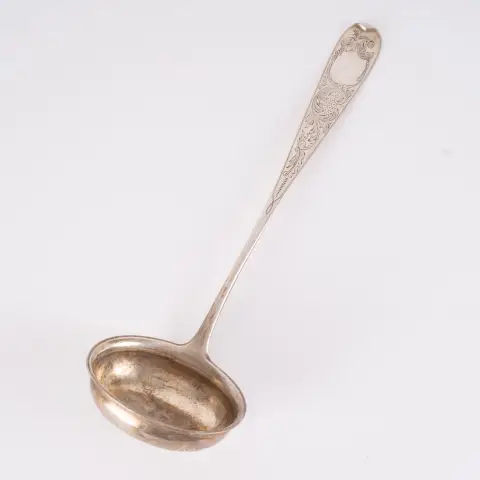 Polévková naběračka, masivní stříbro 800, délka cca 32 cm, cca 146g, jemně gravírovaná, pěkný použitý stav