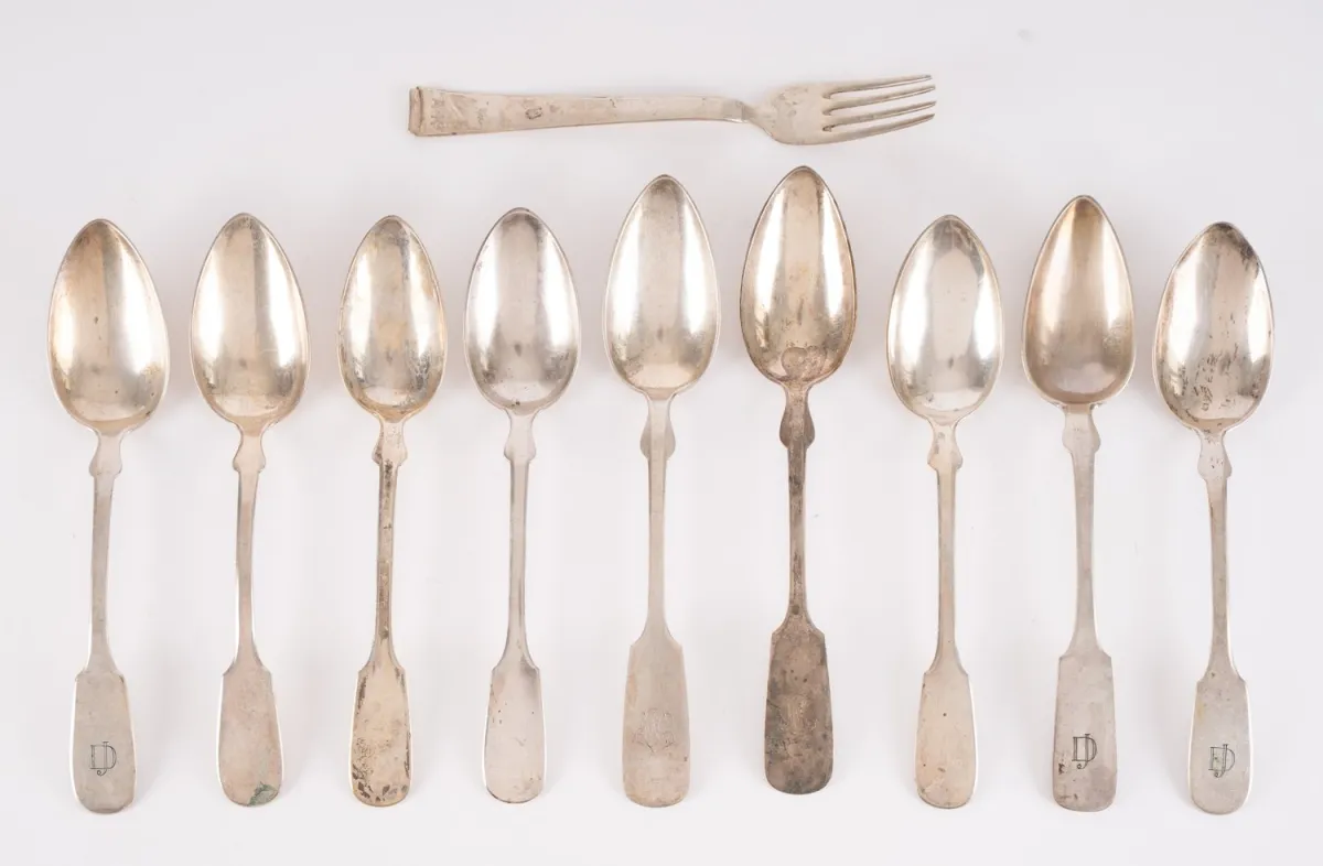 Lot de 10 pièces de couverts historiques, composé de 9 cuillères et 1 fourchette, argent massif 800