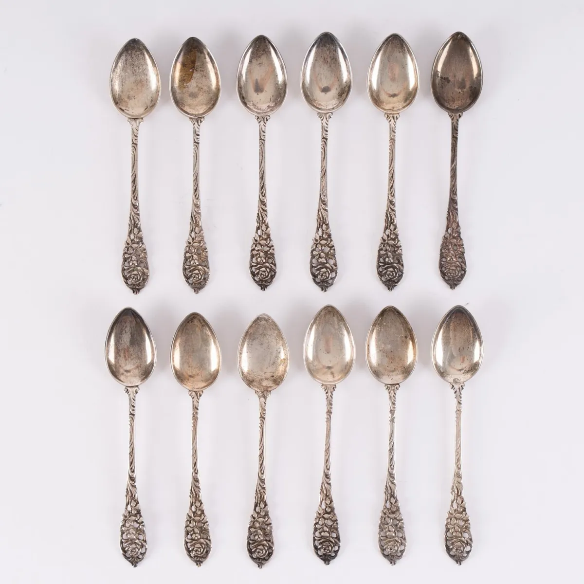 Set of 12 mocha spoons, solid 800 silver, handles with floral ornamentation, length approx. 11 cm, approx. 115g, good condition.
